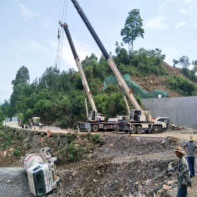 淮南汽车掉沟里叫吊车救援要多少钱